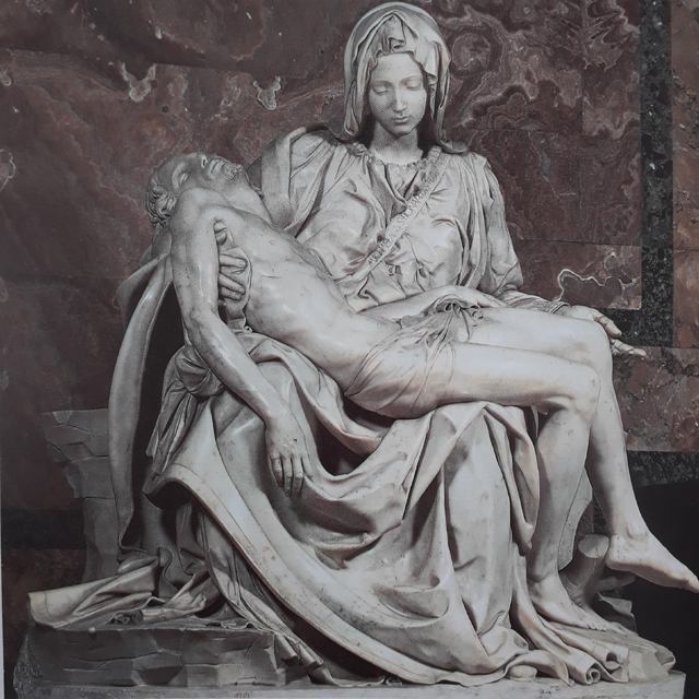 ▲ 베드로 대성당에 소장된 미켈란젤로의 피에타.1500년 높이 173.9cm 크기의 대리석으로 제작됐다.