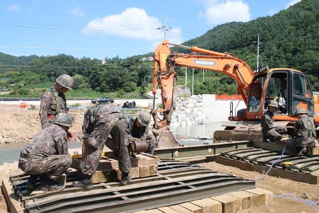 ▲ 31일 2군단 2공병여단 장병들이 춘천 사북면 고탄리에서 임시교량을 가설하고 있다.