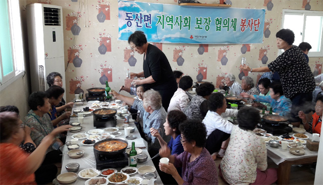 ▲ 춘천 동산면지역사회보장협의체(위원장 임춘옥)는 5일 지역내 한 음식점에서 독거노인 50여명에게 점심을 무료로 제공했다굙