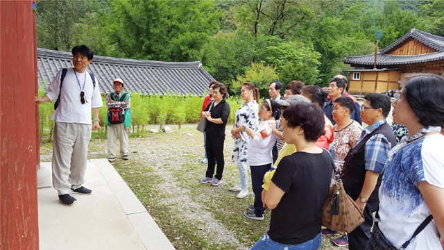 ▲ 홍천읍지역사회보장협의체 힐링 프로그램 참가자들이 홍천 수타사를 돌아보고 있다.