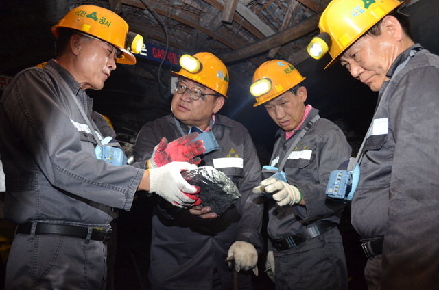 ▲ 유정배 석탄공사 사장이 12일 도계광업소에서 채탄현장을 점검하고 있다.