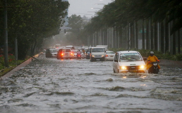 ▲ 자연의 무서움 최고 시속 285㎞의 돌풍과 폭우를 동반한 태풍 ‘망쿳’이 필리핀에 상륙한 15일(현지시간) 수도 마닐라의 거리가 물에 잠겨 자동차들이 힘겹게 나아가고 있다.  