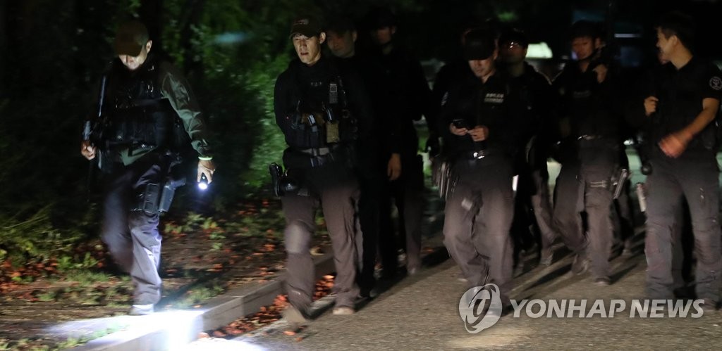 ▲ 18일 대전 동물원을 탈출한 퓨마 수색을 위해 투입된 경찰 특공대가 임무를 끝내고 복귀하고 있다. 2018.9.18