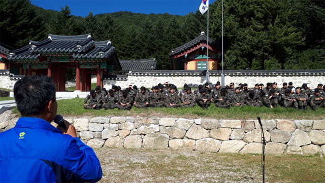 ▲ 철원유도회(회장 김규훈)는 19일 포충사에서 육군 제8587부대 1대대 장병들을 대상으로 향토사 강의와 현장 탐방행사를 했다.