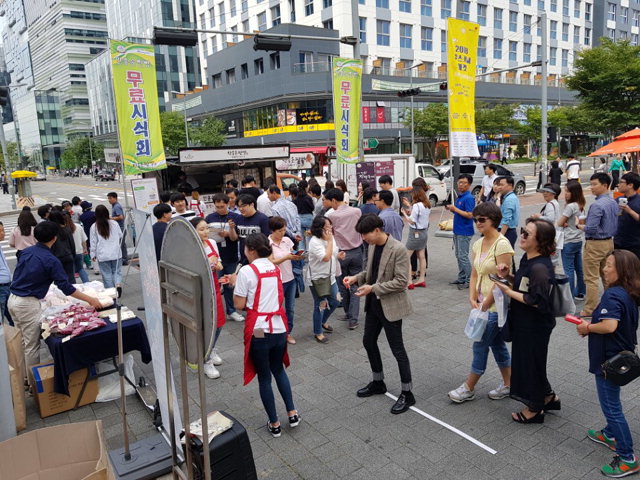 ▲ 횡성군이 20일 서울에서 게릴라 푸드트럭 홍보행사를 통해 안흥찐빵 축제와 횡성팥을 대외에 알렸다.