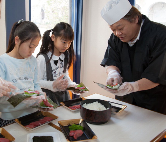 ▲ 와카야마현을 찾은 학생들이 해산물을 활용한 음식 만들기 체험을 하고 있다.