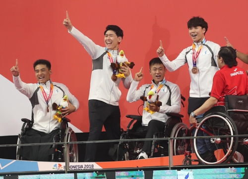 ▲ 시상대에서 동메달을 받고 손가락을 들어보는 수영 남북 단일팀 선수들