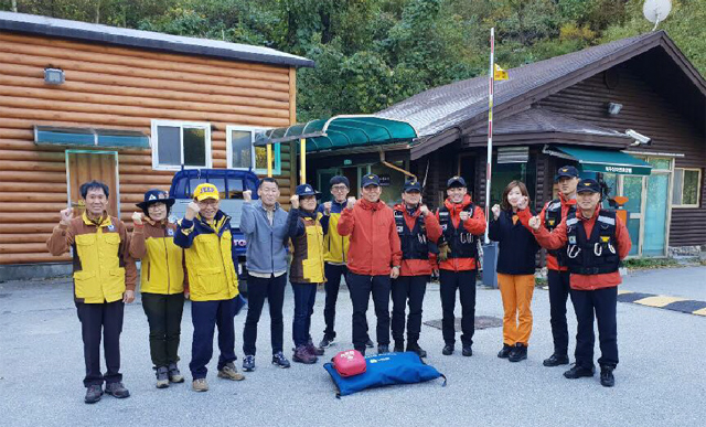 ▲ 철원소방서(서장 남흥우)는 11일 복주산 자연휴양림에서 등산객들의 산악사고에 대비한 유관기관 합동 구조훈련을 했다.