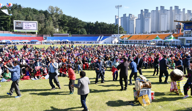 ▲ 제24회 삼척시민의 날 행사가 12일 종합운동장에서 김양호 시장과 시민들이 참석한 가운데 열렸다.