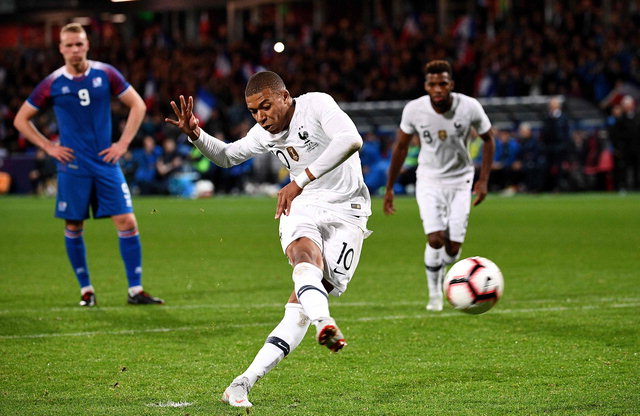▲ 12일 프랑스 갱강에서 열린 아이슬란드와 프랑스의 평가전에서 킬리안 음바페가 페널티킥을 성공시키고 있다.