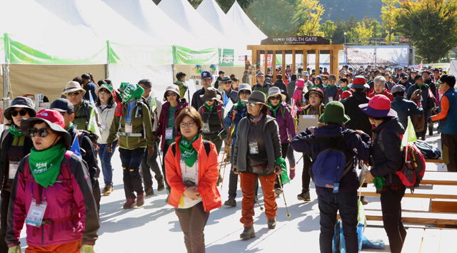 ▲ 인제에서 열린 대한민국 산림문화박람회가 14일 마무리된 가운데 방문객들이 행사장을 둘러보고 있다.