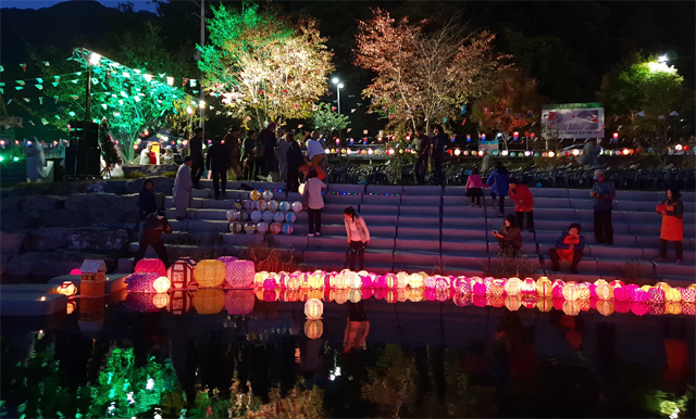 ▲ 춘천불교방송(사장 삼조스님)은 지난 13일 강촌 수변공원에서 500여명이 참석한 가운데 개국 16주년 기념 춘천시 발전과 시민 화합 기원·생명·평화 유등축제를 개최했다.