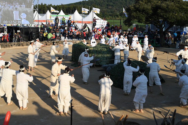 ▲ 평창 방림삼베삼굿놀이가 지난 14일 제주 성읍민속마을에서 폐막한 제59회 한국민속예술축제에서 최우수상(국무총리상)을 수상했다.사진은 축제 공연모습.