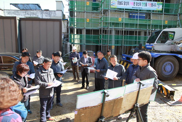 ▲ 홍천군의원들이 지난 11~15일 기간동안 농촌중심지 활성화 사업장을 찾아 점검활동을 했다.