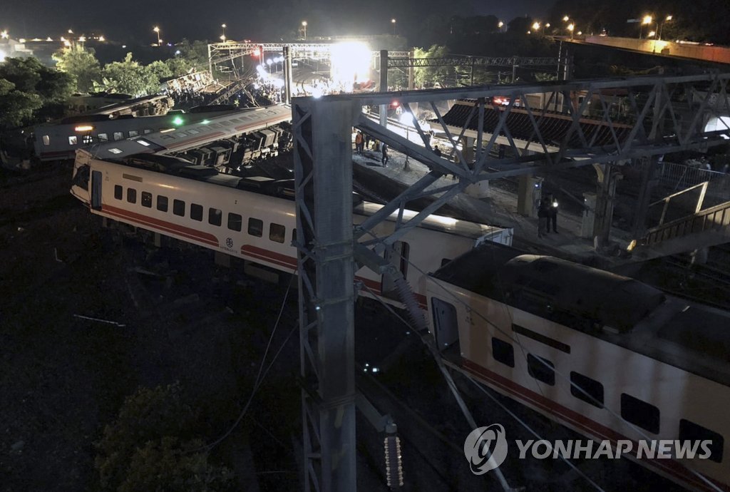 ▲ 대만 북동부 이란현에서 21일(현지시간) 열차가 탈선, 객차들이 철로 주변에 나뒹굴고 있다. 현지 언론은 이 사고로 22명이 숨지고 171명이 다쳤다고 전했다. 이번 사상자 수는 지난 1981년 3월 철도 사고에서 30명이 죽고 130명이 다친 이래 가장 많은 것으로 알려졌다.