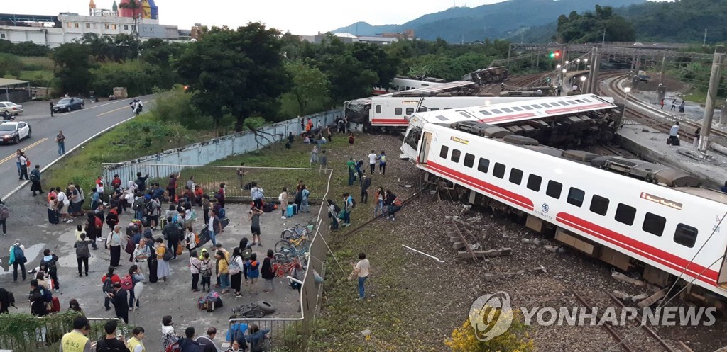 ▲ 대만 북동부 이란현에서 21일(현지시간) 열차가 탈선, 객차들이 철로 주변에 나뒹굴고 있다. 현지 언론은 이 사고로 22명이 숨지고 171명이 다쳤다고 전했다.