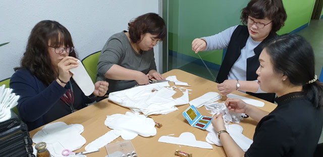 ▲ 동해 YWCA 회원들이 북한여성을 위한 면생리대를 제작하고 있다.