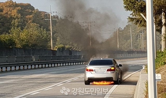 ▲ 24일 오후 원주 소초면 둔둔초 인근 국도에서 BMW 520d차량의 화재가 발생했다.