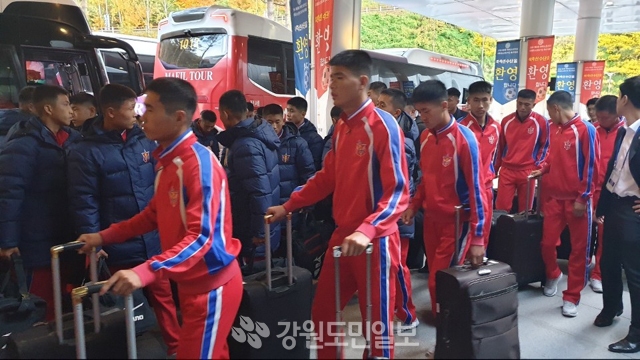 ▲ 국제유소년 축구대회에 참가하는 북측 선수단이 25일 오후 숙소인 인제스피디움에 여장을 풀었다.
