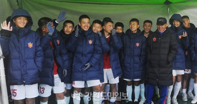 ▲ 28일 인제공설운동장에서 북한 4.25체육단 선수들이 취재진을 향해 손을 흔들며 웃고 있다.  최유진