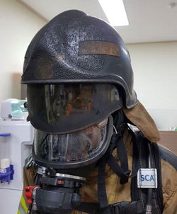 ▲ 지난 28일 오후 5시 18분쯤 홍천 빌라 화재사고에서 아이를 구조한 소방관의 헬멧이 화염에 녹아내린 모습.