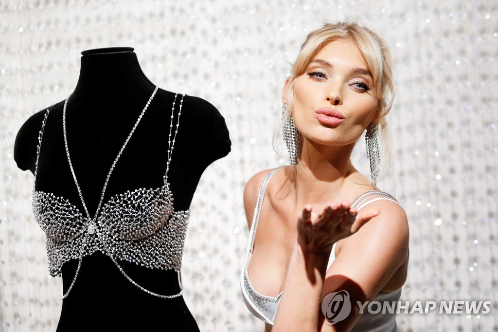 ▲ Victoria's Secret Angel, Elsa Hosk, poses next to the 2018 Dream Angels Fantasy Bra during the Victoria's Secret fashion show in New York, U.S., November 5, 2018. The 2018 Dream Angels Fantasy Bra and body chain are adorned with over 2,100 Swarovski Created Diamonds in a sterling silver Dream Angels bra silhouette. REUTERS/Eduardo Munoz