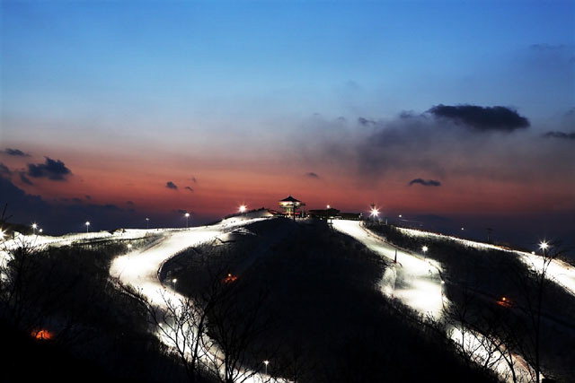 ▲ 하늘 아래 첫 슬로프를 보유한 하이원 스키장에서 즐기는 야간 스키는 또 다른 즐거움을 선사한다.