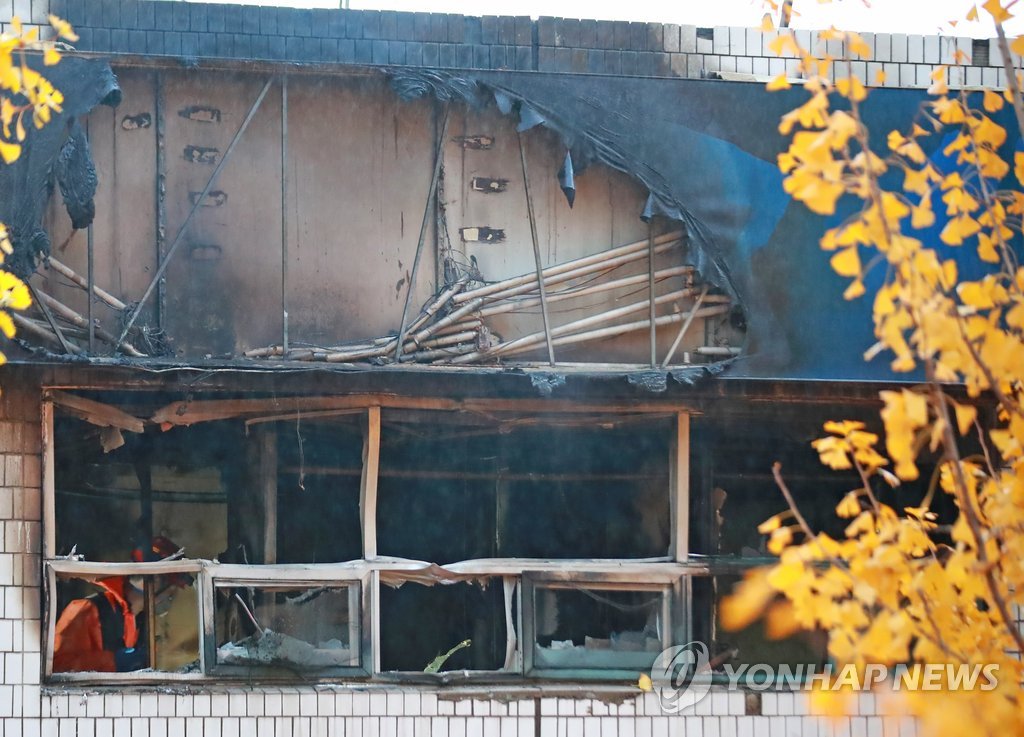 ▲ 9일 오전 화재가 발생한 서울 종로구 관수동의 한 고시원에서 소방 관계자들이 사고 수습을 하고 있다.