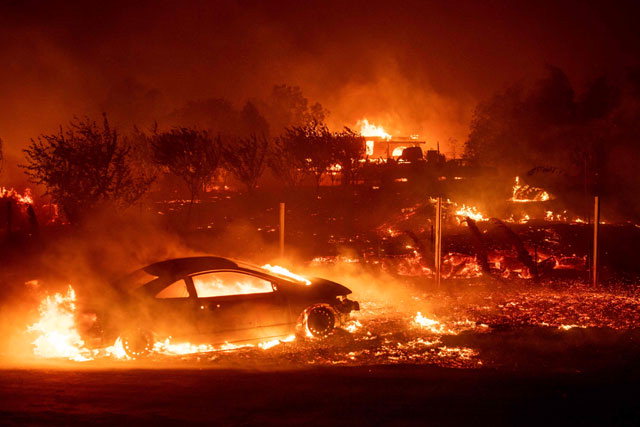 ▲ 화마에 휩싸인 파라다이스 대형산불이 발생한 미국 캘리포니아주 북부 뷰트카운티의 파라다이스 지역에서 9일(현지시간) 차량과 주택들이 화염에 휩싸여 있다.