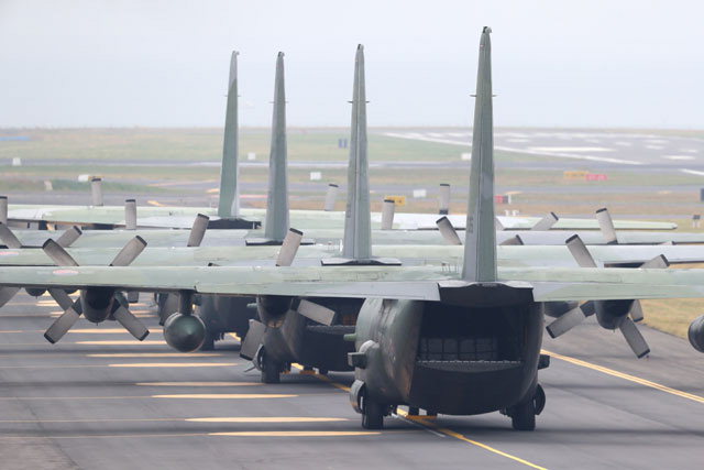 ▲ 공군 C-130 수송기들이 11일 제주국제공항에서 제주산 감귤을 싣고 이륙 준비를 하고 있다. 연합뉴스