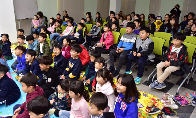 ▲ 영월군은 지난 10일 월담작은도서관에서 개관 4주년 기념식과 어린이 뮤지컬 ‘팥죽할머니와 호랑이와 개’공연을 했다.