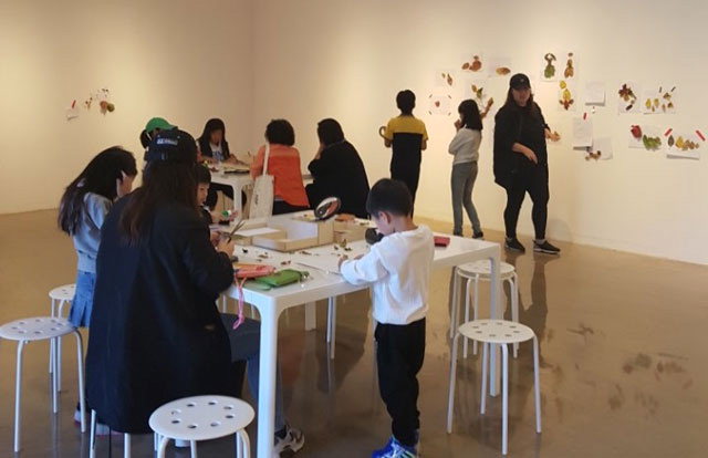 ▲ 김미형 개인전 전시 연계 프로젝트 ‘나의 미래는?’에 참여한 관람객들이 작품을 만들고 있다.