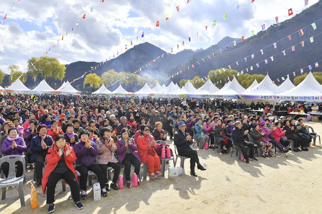 ▲ 제24회 정선군 농업인의 날 한마당 축제가 13일 정선공설운동장에서 지역 농업인,각 급 기관장 등 3500여명이 참가한 가운데 열렸다.