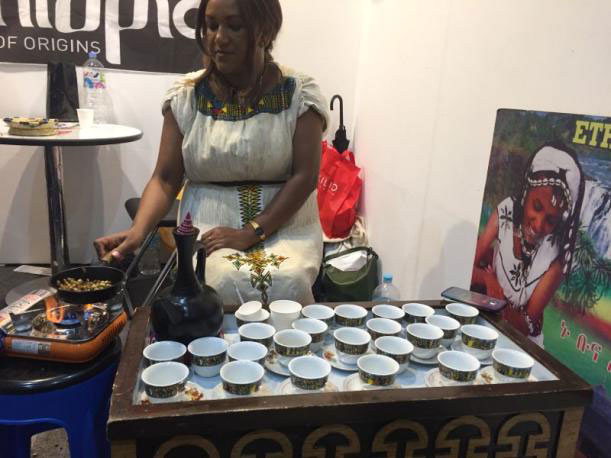 ▲ 커피를 볶고 있는 에티오피아인