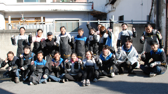 ▲ 강원도자원봉사센터는 14일 춘천 소양동 일대에서 2018년 사랑의 연탄나눔 봉사활동을 갖고 18개 가구에 3600장의 연탄을 전달했다.