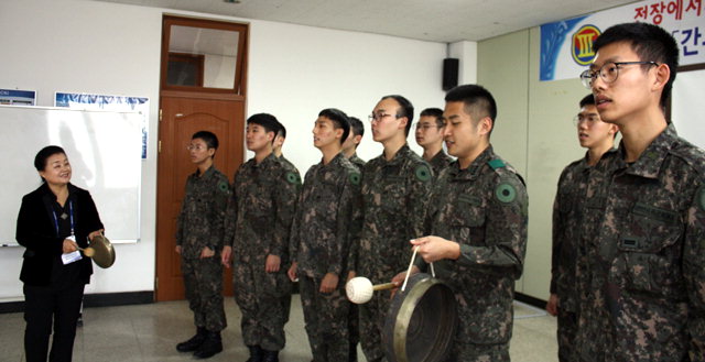 ▲ 변기영 한국동부민요보존회 이사장이 군장병들을 대상으로 아리랑을 가르치고 있다.