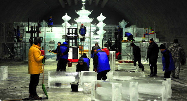 ▲ 9일 화천읍 서화산 다목적광장에서 중국 하얼빈 빙등박람센터 전문가들이 세계최대 실내얼음조각광장에 들어설 건축물을 제작하고 있다.