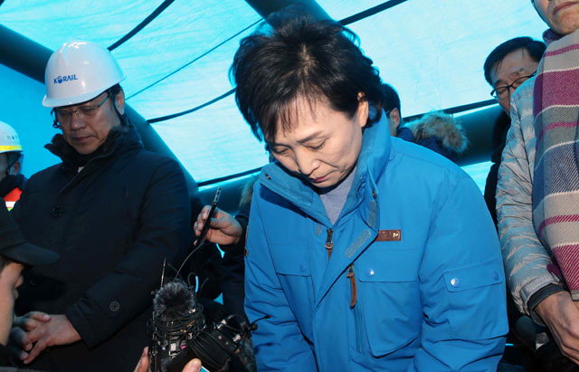 김현미 국토교통부 장관이 9일 사고현장을 방문, 국민에게 고개숙여 사과하고 있다.