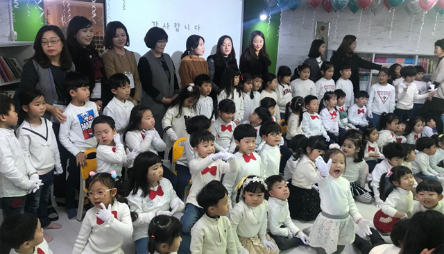 ▲ 춘천 봉의초 병설유치원은 14일 유치원 유희실에서 원생과 학부모 100여명이 참석한 가운데 2018년 동요발표회를 개최했다.