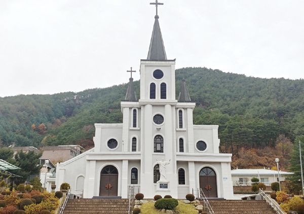 ▲ 1956년에 세워진 강원도 가톨릭 건축물인 인제성당.