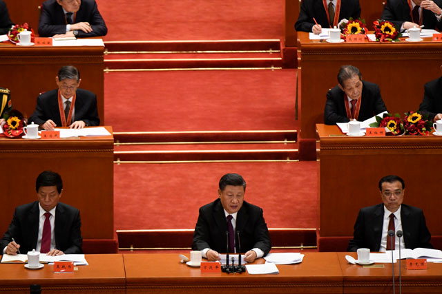 ▲ 18일 베이징 인민대회당에서 열린 중국 개혁개방 40주년 기념식에서 시진핑 중국 국가주석(가운데)이 연설하고 있다.