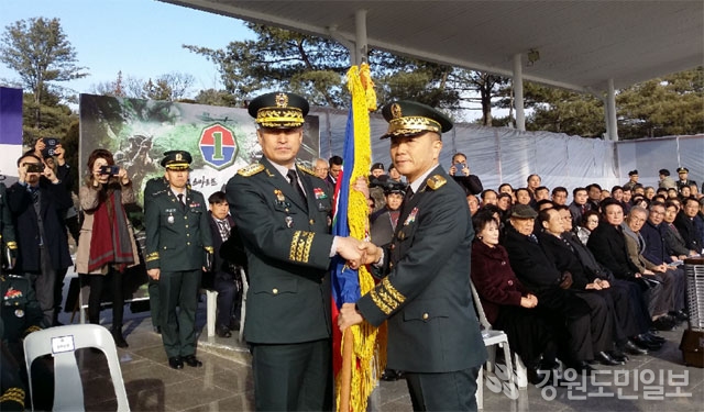 ▲ 박종진 1군사령관(사진 오른쪽)이 김용우 육군참모총장에게 65년 역사를 간직한 부대기를 반납하고 있다.