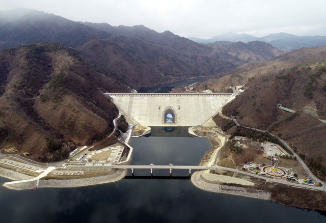 ▲ 평화의 댐은 북한 임남댐(금강산댐)의 수공을 방어하는 대응 댐으로 건설됐다.길이 601m,높이 125m,최대 저수량 26억 3000만㎥,유역 면적 3208㎢