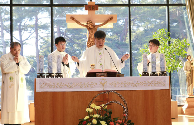 ▲ 가톨릭관동대(총장 황창희)는 2일 교내 성당에서 교직원과 학생 등 300여명이 참석한 가운데 2019년 시무미사를 봉헌했다.