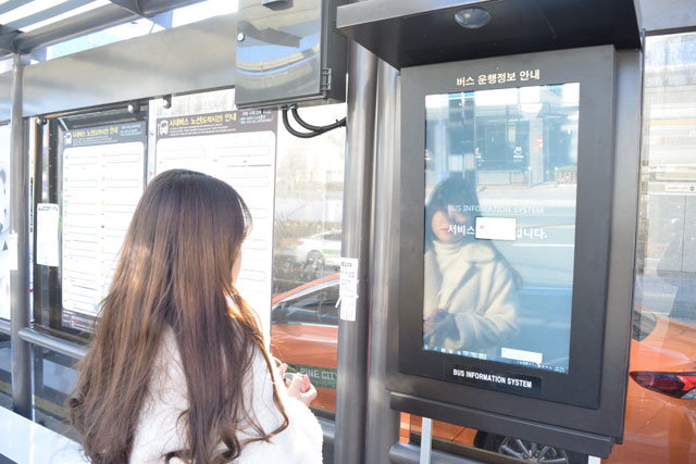 ▲ 2일 한 시민이 강릉 시내버스터미널 앞 버스정류장에서 서버오류가 생긴 버스정보시스템을 바라보고 있다.