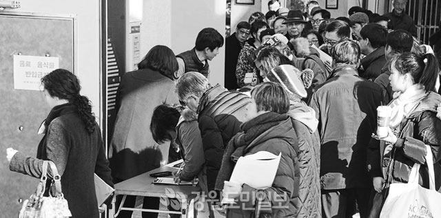 ▲ 2019년 문화예술지원사업을 위한 사업설명회가 열린 11일 춘천 인형극장이 도문화관계자들로 북적이고 있다.  박상동