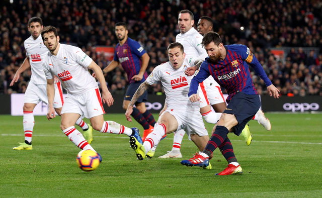 ▲ FC바르셀로나 리오넬 메시(오른쪽)가 13일(현지시간) 스페인 바르셀로나 캄 노우에서 열린 에이바르와의 2018-2019 프리메라리가(라리가) 경기에서 팀의 두 번째 골을 넣고 있다. 연합뉴스