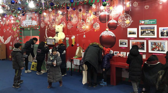 ▲ 화천산천어축제 ‘천사의 날’ 이벤트가 15일부터 열리고 있는 가운데 축제장을 찾은 참가자들이 산타우체국을 찾아 핀란드 산타에게 편지를 쓰고 있다.