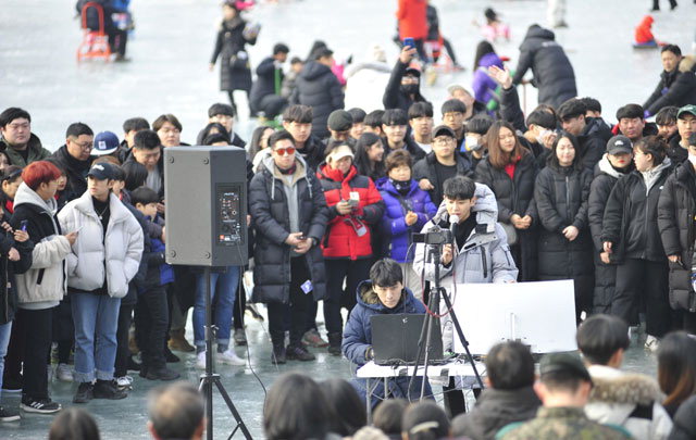 ▲ 유튜브 구독자가 195만 명인 BJ 창현의 ‘거리 노래방’ 생방송이 지난 12일 화천산천어축제장에서 진행됐다.  