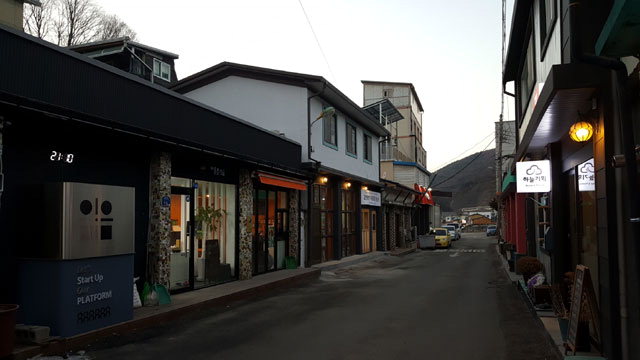 ▲ 옛 고한읍 18리(사진 왼쪽) 골목이 도시재생으로 18번가 기적의 골목으로 변신하고 있다